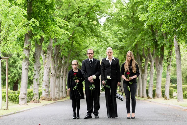 Семья, шел аллея на кладбище — стоковое фото