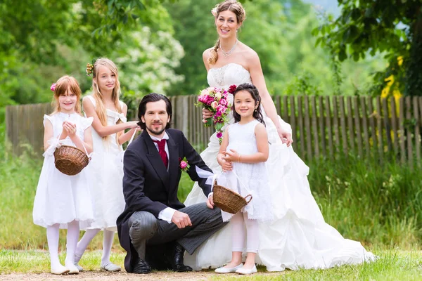 Молодоженов на свадьбе с детьми невесты — стоковое фото