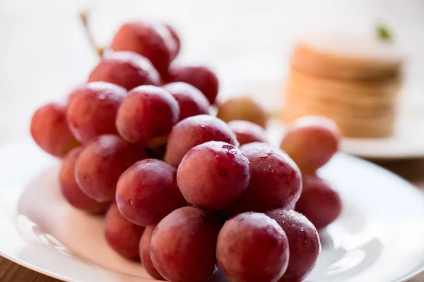Свежий виноград на тарелке — стоковое фото