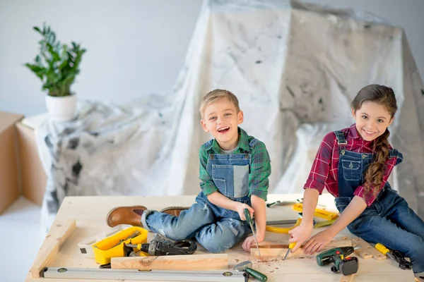 Дети распиливают деревянные доски — стоковое фото