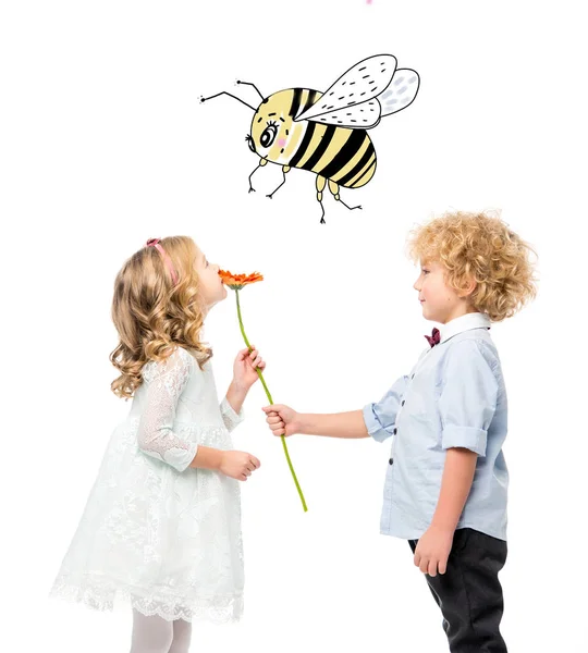Дети с цветком и пчелой — стоковое фото