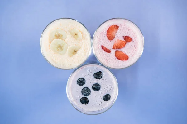 Банановые и ягодные молочные коктейли в очках — стоковое фото