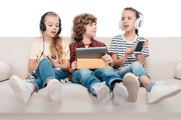 Дети, использующие цифровые устройства — стоковое фото