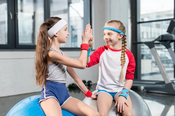 Маленькие девочки в спортивной одежде в фитнес-студии — стоковое фото