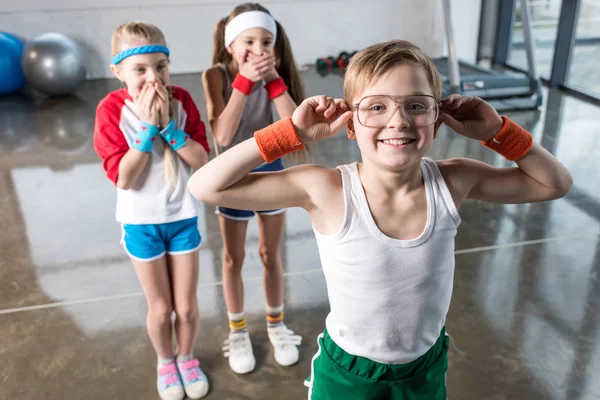Дети обманывают себя в фитнес-студии — стоковое фото