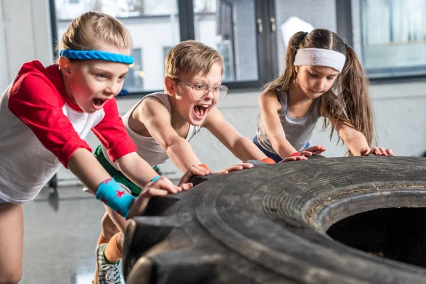 Обучение детей с шинами в фитнес-студии — стоковое фото