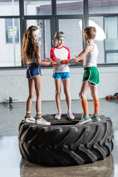 Дети в спортивной одежде играют в фитнес-студии — стоковое фото