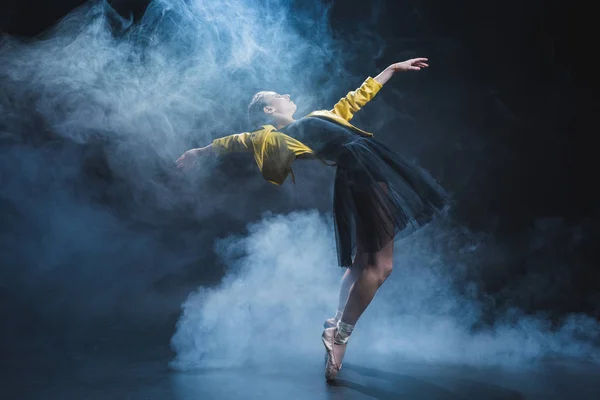 Девушка танцует в дым — стоковое фото