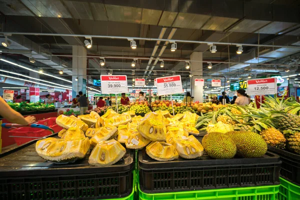 Ханой, Вьетнам - 10 июля 2017: Свежие джекфрута на полке в супермаркете Vinmart, улица Минь Кхая — стоковое фото