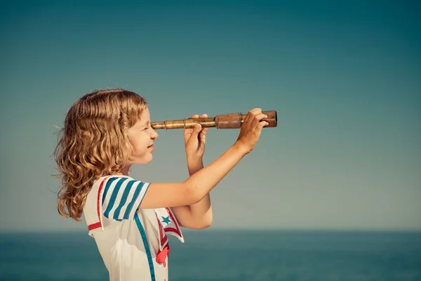 Ребенок с марочных Подзорная труба на летние каникулы — стоковое фото