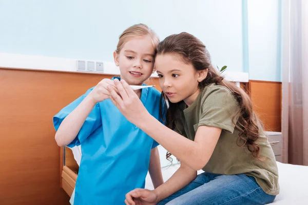Дети играют медсестру и пациента — стоковое фото