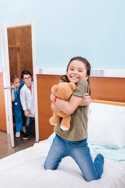 Дети, играющие доктора и пациента — стоковое фото