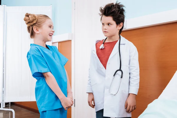 Дети играют врача и медсестры — стоковое фото