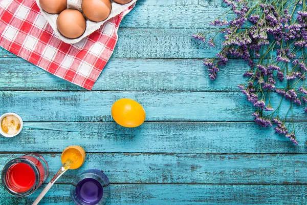 Яйца для окрашивания и кисти — стоковое фото