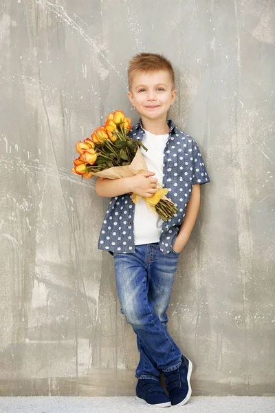 Мальчик с букет красивых цветов — стоковое фото