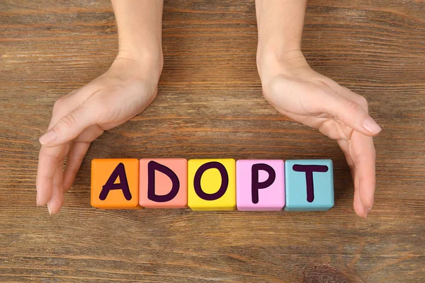 Кубики с word Adopt — стоковое фото