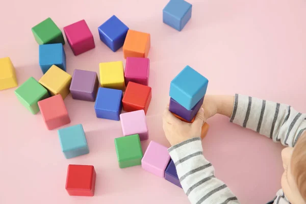 Ребенок, играющий с кубами — стоковое фото