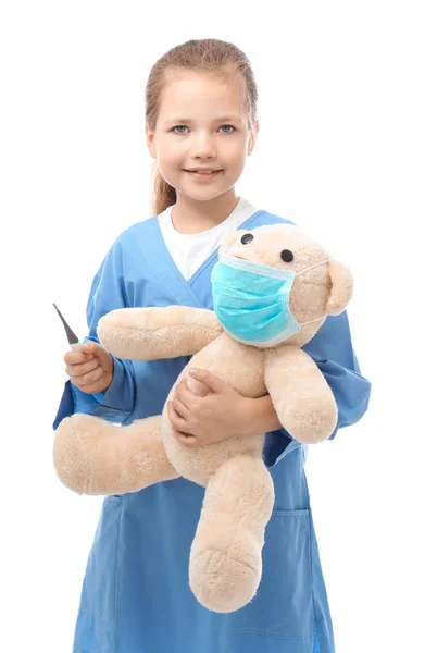 Маленькая девочка в униформе врач — стоковое фото
