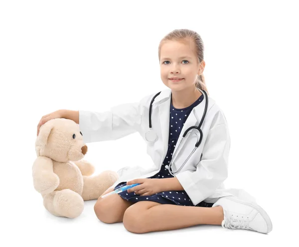 Маленькая девочка в униформе врач — стоковое фото