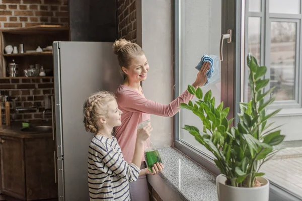 Счастливое окно для очистки матери и дочки с тряпкой и распылительной балкой вместе — стоковое фото
