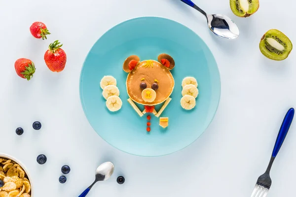 Творчески оформленный детский завтрак — стоковое фото