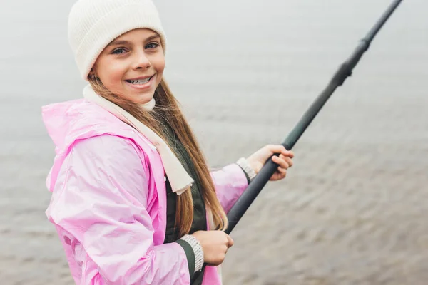 Рыбалка девочка — стоковое фото
