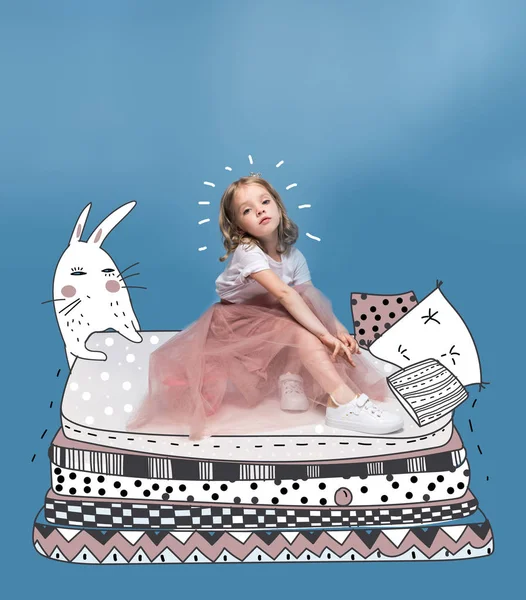 Маленькая принцесса на кровать — стоковое фото