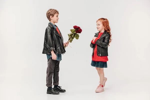 Мальчик Представить Красивая Маленькая Подруга Изолированные Серый Букет Роз — стоковое фото