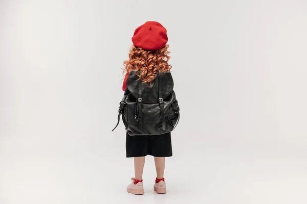 Читайте Мнение Маленькая Школьница Большой Рюкзак Изолированные Серый — стоковое фото