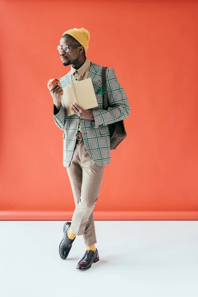 Модными Афро Американских Человек Позирует Книгой Apple Красный — стоковое фото