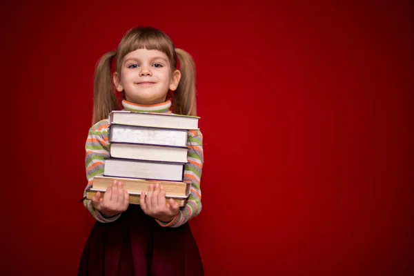 Портрет Жизнерадостная Девочка Изолированные Красный Провести Много Книг Понятие Знаний — стоковое фото