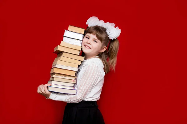 Портрет Жизнерадостная Девочка Изолированные Красный Провести Много Книг Понятие Знаний — стоковое фото
