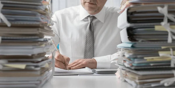 Корпоративные бизнесмен в офисе — стоковое фото