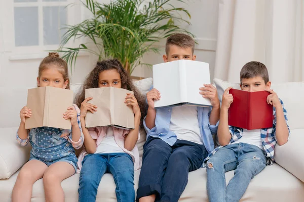 Дети с книгами у себя дома — стоковое фото