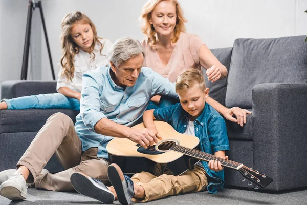 Семья, играть на гитаре — стоковое фото