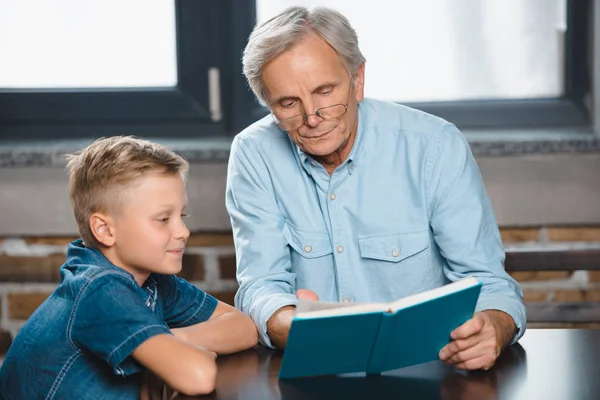 Дед и внук чтение книги — стоковое фото