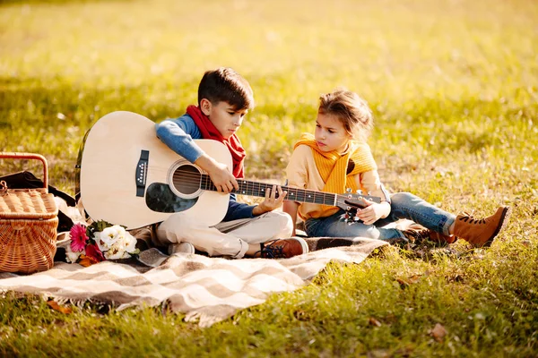 Дети с гитарой в парке — стоковое фото