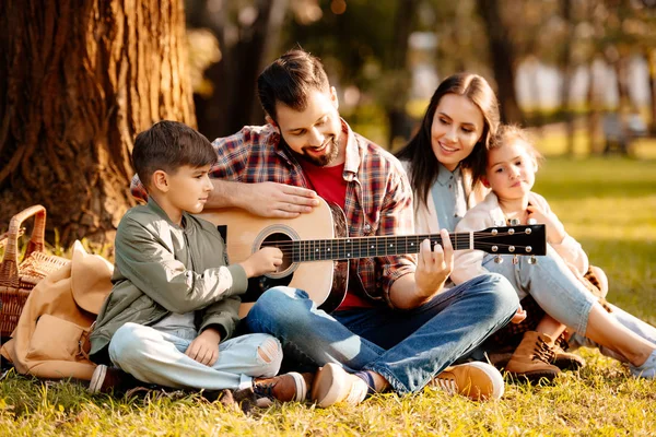 Семья с детьми на пикник — стоковое фото