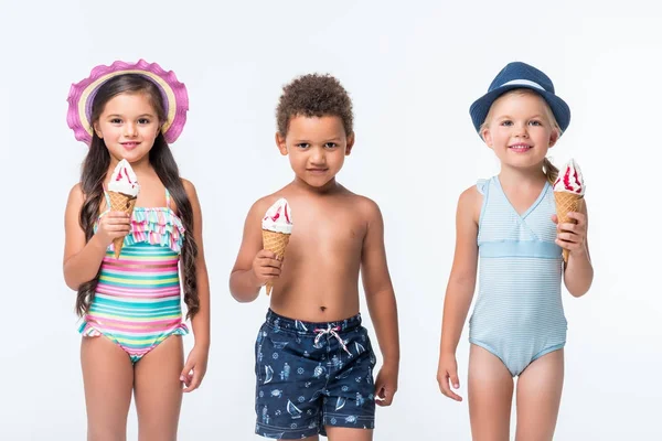 Многонациональное дети едят мороженое — стоковое фото