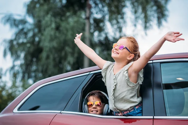 Дети на автомобильное путешествие — стоковое фото