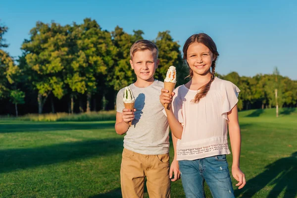 Дети с мороженым — стоковое фото