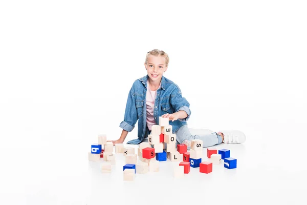 Ребенок с aphabet блоков — стоковое фото