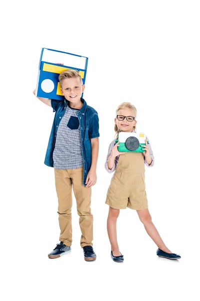 Дети с фотоаппарат и магнитофон — стоковое фото