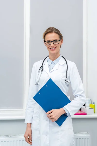 Женщина-врач с клипбордом — стоковое фото