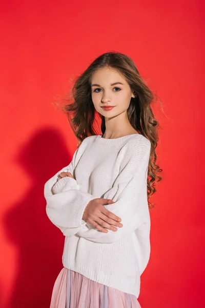 Красивая девочка-подросток в свитер — стоковое фото