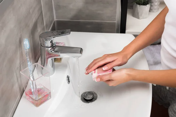 Девушка мытье рук с мылом — стоковое фото