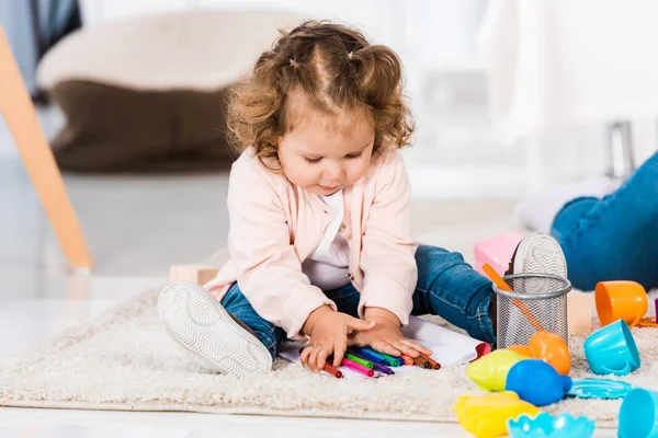 Выборочный Фокус Малыш Играет Цветными Маркерами Дому — стоковое фото