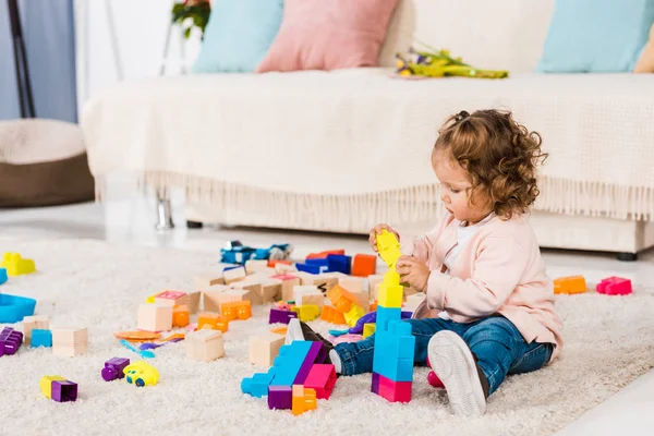 Очаровательны Малыш Играет Пластиковых Блоков Этаже — стоковое фото