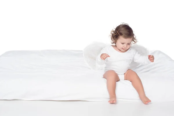 Очаровательны Счастливый Ребенок Крыльями Сидя Кровати Изолированные Белом Фоне — стоковое фото
