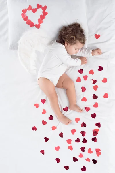 Маленький Малыш Крыльями Спал Кровати Красным Сердцем — стоковое фото